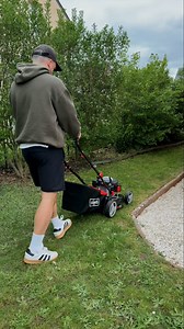 C'est le printemps, il est grand temps de tondre sa pelouse ⚡️ Et nous avons une solution... beaucoup rapide que les ciseaux 😜 | Cdiscount