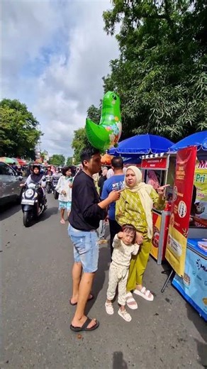 Dad holding a dinosaur balloon😍#characterballoon #balloon