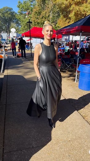 Laura Rutledge on Instagram: "The one where Oxford never disappoints 🤩 Dress and boots by @jane_oxfordms"