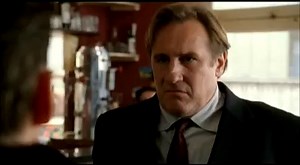 " MICHOU D'AUBER ", UN P'TIT BONHEUR ! MERCREDI 26 JUILLET A 20 h. 55 SUR FRANCE 4. Un très bon film, à la française : il emmène à travers les affres d'une époque sombre dans les méandres d'un quotidien mi-figue mi-raisin, jusqu'à des plages de soleil et de bonheur simple. La fidélité aux années 60, l'humour, le rire, les larmes et les idées, tout y est juste et servi par des acteurs plus vrais que nature. Loin du grandiose et du lyrique, il croque l'Humain et rend hommage aux "petits" qui croie