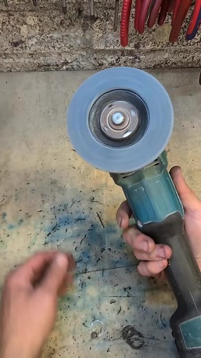 never touch a spinning disc. how to fix a Makita cordless grinder that is working but not cutting. #makita #tools #grinder #broken #faulty #clean #messy #repair #cordless #powertools