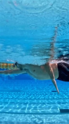 ❌Typischer Technikfehler: Den Catch falsch ausführen. 👉 Das Problem: Viele Schwimmer ziehen den Arm zu früh nach hinten oder strecken ihn zu früh – dadurch verlieren sie den optimalen Druckpunkt unter Wasser. Der Arm rutscht durchs Wasser, anstatt sich wirklich „festzuhalten“. So entsteht kaum Vortrieb. 👉 Die richtige Technik: Der Catch ist die erste Phase des Unterwasserzugs. Dabei wird der Ellenbogen hochgeklappt, sodass Hand und Unterarm senkrecht stehen – wie eine Fläche, die das Wasser gr