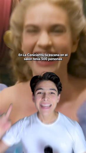🎬 CINDERELLA: EL BAILE ✨ #cinderella #disney #cine #peliculas #cineclasico #cinefantasia #behindthescenes #detrasdecamaras #producciondecine #direcciondearte #vestuario #escenografia #coreografia #musicaenvivo #cinefilos #filmlovers #movies #hollywood #cuentodehadas #cinevisual #cinematografia #arteencine #storytelling #peliculasdisney #filmfacts #magia #cineepico #setdesign #moviemagic El salón de baile se construyó como un espacio real y funcional, capaz de albergar hasta 500 personas bailand
