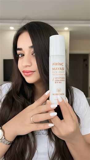 aysel on Instagram: "Kore cilt bakımını sevenler bilir; bu rutinin temelinde nazik ama etkili içerikler ve cildi yormadan onarma felsefesi vardır. İşte tam da bu anlayışla üretilmiş, pirinç mayası içeren bu Kore toniği bir süredir deniyorum ve deneyimimi sizinle paylaşmak istedim. Pirinç mayası, Kore cilt bakımında yıllardır kullanılan çok değerli bir içerik. Cilt tonunu eşitlemeye, daha aydınlık ve canlı bir görünüm kazandırmaya yardımcı oluyor. Ben ürünü ilk uyguladığım andan itibaren verdiği