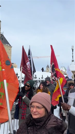 “When they say job cuts, we say fight back,” CEIU National President Rubina Boucher chanted alongside National Executive Vice-President Helen King at a PSAC-NCR rally outside Parliament today as Members of Parliament walked by. Thousands of members are being affected by job cuts and CEIU is pushing back! These cuts are happening to services when they’re needed most, from Old Age Security to skilled worker programs. * * * * “When they say job cuts, we say fight back,” a dit la présidente national