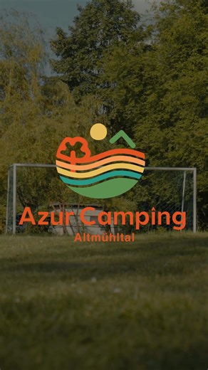 Hier im Altmühltal macht der Alltag Pause. ✨ Pack Deine Sachen und mach Dich bereit für tolle Wanderungen 🚶‍♂️, spannende Radtouren 🚴‍♀️ und erfrischende Kanufahrten 🛶 inmitten der malerischen Natur des Altmühltals! Unser Campingplatz bietet Dir ✅ Stellplätze und Mietunterkünfte ✅ Kostenloses WLAN ✅ Modernes Sanitärgebäude inkl. Waschmaschine und Trockner ✅ Kleiner Einkaufsladen auf dem Platz ✅ Grill- und Feuerstellen ✅ Bistro mit Biergarten ✅ Freibad in der Nähe ✅ Bootsanlegeplatz Egal ob al