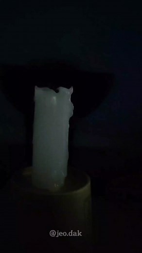 TUTORIAL PRISMA CASEIRO 🕯️ 💿 = 🌈 Construa seu prisma caseiro. É hora de ativar modo o MAKER! MATERIAIS ☑️ 1 CD 💿 ☑️ 1 vela 🕯️ ☑️ Fita ou cola ☑️ garrafa de 200 ml ☑️ EVA ou cartolina preta Nesse experimento verificamos o fenômeno da dispersão da luz. A formação do espectro da luz visível: o arco íris. A vela é uma fonte de luz divergente. Os raios de luz saem dela em várias direções, cada ângulo diferente, forma um comprimento de onda λ diferente. Ou seja, a cada λ comprimento corresponde a