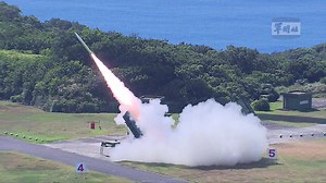 Taiwan military fired Patriot Advanced Capability-2 (PAC-2) system and Sky Bow I surface-to-air anti-ballistic missiles at a southeastern Pingtung county drill ground on Tuesday. The live-fire drill, presided over by President Tsai Ing-wen (蔡英文), is part of the annual Han Kuang live-fire military drills launched in Monday to test and boost the country's defense capabilities. Video courtesy of Military News Agency #Han Kuang drills# #PAC-2# | Focus Taiwan
