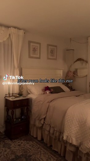 Dark Feminine Bedroom Aesthetics: Vintage Decor Ideas