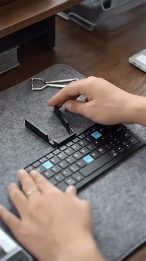 Dadan Nurdiawan on Instagram: "￼B.O.W Keyboard BT-1299 Wireless – Portabel & Ringkas, Rechargeable Type C Sudah Bisa Semua Device Bisa dipakai untuk semua perangkat yang support Bluetooth 3.0 ke atas. Tidak perlu adaptor tambahan. Keyboard Lipat Premium & Portable Desain lipat, ringan, mudah dibawa, cocok untuk kerja remote, kuliah, dan traveling. Koneksi stabil Bluetooth 5.0, jarak hingga 10m. Kompatibel dengan Windows, macOS, Android, iOS - bisa untuk laptop, tablet, atau HP. Baterai tahan lam