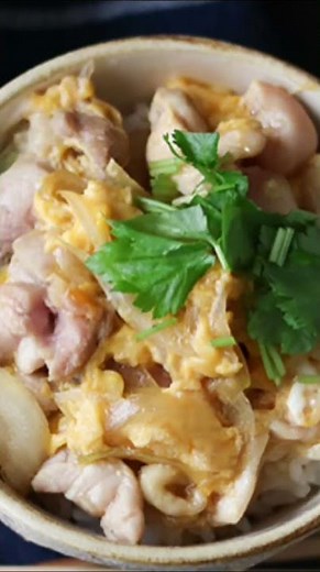 🍚めんつゆの簡単親子丼（1〜2人分）「めんつゆだけで店超え。5分でできる“とろとろ親子丼”が反則級に旨い」