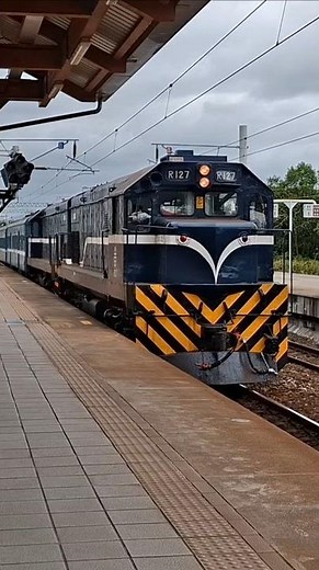 臺鐵5898次藍皮解憂號觀光列車(本務機R127+R126)知本車站進站+出站紀錄 | 2026.3.24 | Taiwan Railway Breezy Blue Sightseeing Train