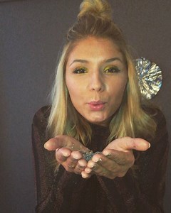 🌟BYE BYE 2017🌟 Thank you so much for all your support 💕 Without you I wouldn’t be able to do what I love. 🙏🏼 Let’s enjoy the last day of 2017! 🎊🥂 What are your plans for tonight ?🍾 | Nicole Cross