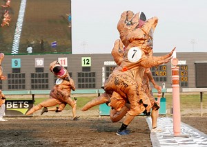 WATCH: T-Rexes tear up the track at Emerald Downs - Canadian Running Magazine