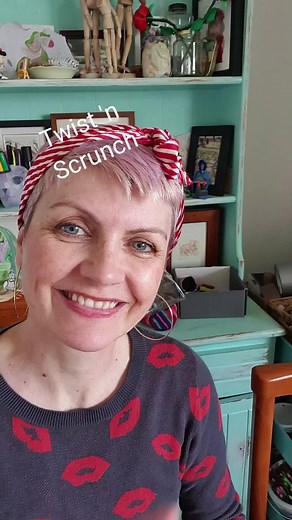 Make your paper collagés more 3D and textural by twisting and scrunching your paper. This paper lunch bag tree is super easy and great for cutting and paper manipulation skills. Make them seasonal trees, Halloween spooky trees, apple trees. So many creative directions. You can even make a huge one with brown paper and packaging for large bulletin board displays. Easy, just twist and scrunch.