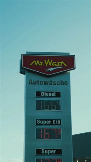 BeachHouse 🌴 on Instagram: "CLUBBING BEI MR. WASH 🧽🧡🌴 20.02. | 20-24 Uhr Mr. Wash Hannover @mrwash.autoservice International Headliner @mattsassari CRAZY indoor Stage Finest House Music FULL LINE UP @mattsassari @itsnathanrux @toscaofc Feiern in einer echten Waschstraße! Once in a lifetime experience🫰🏽🥵 SEE YA THERE 💦🍾🕺 Tickets gibts über den Link in unserem Profil🎫 #hannover #party #mrwash #housemusic #hannoverlife"