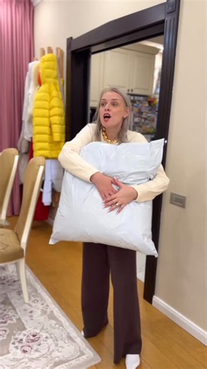 Realitatea unui colet de 0 lei: Haos, gecuțe albe și un „negruț” imens! 📦🤍🖤 Se pare că „0 lei” nu e doar un mit în familia noastră. De la gecuțele albe care ne-au transformat sufrageria în podium, până la plușul uriaș care a devenit noul membru al familiei, noul colet de la Temu ne-a dat planurile peste cap în cel mai fain mod. 😅 Uneori, cele mai autentice momente apar atunci când pur și simplu ne bucurăm de surprize, fără niciun script. Ari e deja la „bucătărie”, iar noi încercăm să înțeleg