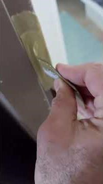 Ouvrir une porte intérieure quand le pêne de la gâche est cassée : méthode carte de crédit.