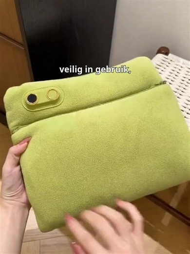 ❄️ Handen stijf van de kou? Onze grafeen handwarmer biedt directe verlichting - binnen 1 seconde stralende warmte voor bevroren vingers. Perfect voor winterwandelingen en essentiële warmte bij gewrichtspijn. ✨ Verwarmde zorg voor gevoelige handen – jouw persoonlijke warmtetherapie. | Netherlshop shop | Facebook