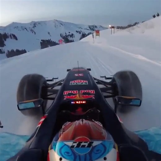 Fórmula Directa on Instagram: "Max Verstappen, paseando por la nieve con su Red Bull"