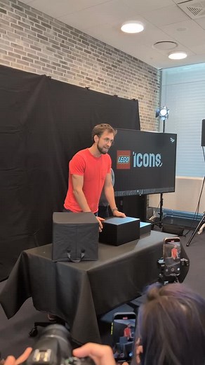 LEGO Designer Mike Psiaki unveils the LEGO Stranger Things Creel House set at Fan Media Days! Check out the transformation in action! 11370 Stranger Things: The Creel House 🧩 2,593 pieces 👤 13 minifigures 🗓 1 January 2026 💵 US$299.99 / AU$449.99 / £249.99 / €279.99 / CAD$399.99 🎨 Mike Psiaki #lego #strangerthings #fmd25 | Jay's Brick Blog