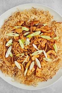 Pan-fried chicken with crispy noodles