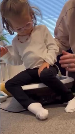 3.3K views · 77 reactions | 易 Doris is the COOLEST kid !! Combining physio with sensory feedback, vibration helps turn the muscles on and helps her gain control for a few seconds. She really is incredible ♥️ #lissencephaly #epilepsy #vibrateplate #sensoryfeedback #physio #lifelimiting #wontholdmeback | Dinky Doris’ Diagnosis | Facebook