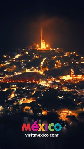 Día de Muertos en Janitzio, Michoacán 🇲🇽 En la mística isla de Janitzio, las velas iluminan el lago como estrellas sobre el agua. 💀✨ Aquí, la tradición purépecha mantiene viva la conexión entre los vivos y quienes partieron. - Day of the Dead in Janitzio, Michoacán 🇲🇽 On the mystical island of Janitzio, candles light up the lake like stars upon the water. 💀✨ Here, the Purépecha tradition keeps the bond between life and death beautifully alive. #DíaDeMuertos #Janitzio #Michoacán #TradiciónM
