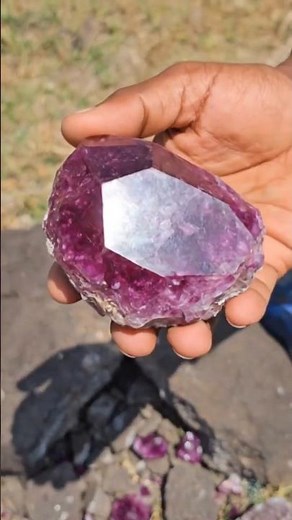 Bay Diamond Hunter Finds Red Ruby Quartz Crystal 💎 Rare Crystal Discovery!