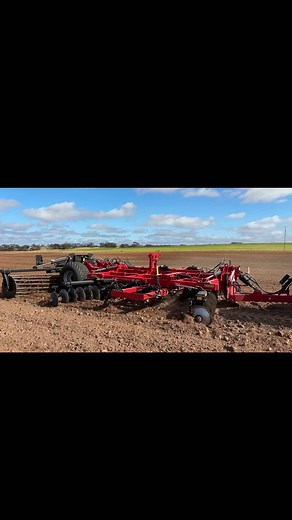 The 6.2m Grégoire Besson Discordon near Pinnaroo in Sth Aus is making light work of post-harvest tasks, levelling ground after potato harvesting and incorporating cover crops on the pivot. Exceptional performance, effortless handling, and results that speak for themselves. See why growers are loving the Discordon! Contact your local dealer today! McIntosh & Son Farmacist Pty Ltd Flinders Machinery Brown Agri Solutions #GB #Discordon #FarmMachinery #Harvest2025 #SoilPreparation #WaringaDist #AgTe