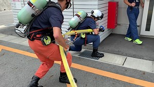 【Courantデモ@兵庫】 兵庫県内の消防本部にてCourant製品のデモをさせて頂きました。 動画は、 「オートロール」「ムーニングカラー」でホースに自己確保した隊員２名。 居室に到達し、１名がノズルと共に進入、１名はドアコントロール＆ホース管理。 ノズルマンが要救を発見し、救出 という流れです。 少人数で活動する地方本部や、都市部でも少人数で活動せざるを得ないアパート・マンション火災のような場面で、安全確保を確実・迅速に実施できます。 デモや製品のお問い合わせ、お待ちしております😉 | 救助指導事務所office-R2