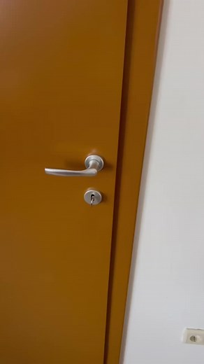 Brava na otisak prsta! Prodaju vrsi firma Concept Technology, verifikovana firma na amazonu Elektricna pametna brava je brava cije se otkljucavanje vrsi do 5 nacina. - Prvi i primarni nacin je otiskom prsta na citac brave. - Uz pomoc kartice - Uz pomoc numericke lozinke. - Mogucnost otkljucavanja i zakljucavanja preko App bluetooth aplikacije na kratkoj distanci. - Klasicno otkljucavanje i zakljucavanje uz pomoc kljuca. U bravu idu baterije da bi bila funkcionalna, punjenje se vrsi preko USB, C 