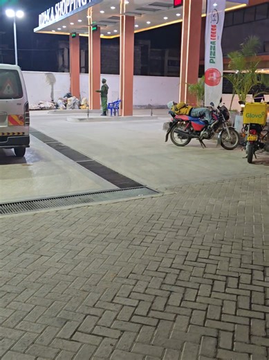 Have you seen the New Ruaka shopping mall. Some businesses have already opened including Java, KFC, Pizza Inn na Chemist. Others like Naivas are opening soon. Will two rivers lose any business to them ama ni Roslyn itakufa? Alafu watu wa Gachie wataringa na nini sasa? #ruaka #lifeinruaka