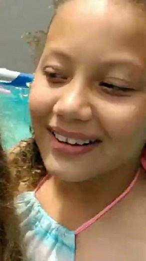 Joguei ela na piscina e LEVEI O TROCO😆| Banho de piscina. Laurinha LAD! #shorts
