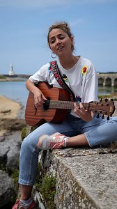 À mon avis, c’est l’une des plus belles chansons basques. JULIE ROUAULT interprète « Xalbadorren heriotzean », une chanson et un poème de Xabier Lete. Si vous souhaitez voir Julie en concert, voici ses prochaines dates : le 7 juin à la boutique AmaLuma d’Espelette le 14, 15, et 22 juin au restaurant Le Carré à Bayonne le 21 juin au Château de Brindos à Anglet Et pour les autres dates, c’est sur son compte Instagram … Et n’hésitez pas à jeter un coup d’oeil sur on compte youtube « JulieROUAULT »,