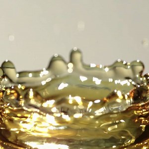 At the heart of La Mer is the renewing elixir Miracle Broth™- its power to help sooth and energise the look of skin is the secret behind Crème de la Mer's renewing moisture. | La Mer | Facebook