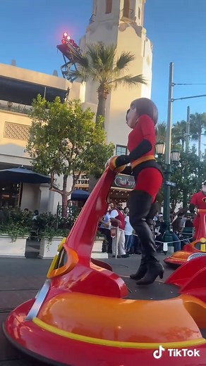 Slaying at Disneyland: Elastigirl from The Incredibles Cosplay