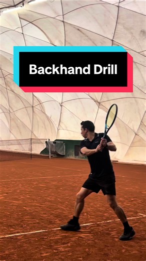 Improve your backhand accuracy and learn how to change direction with control. This drill helps reduce unforced errors while building consistency and tactical awareness. One player hits only backhands, following the pattern two crosscourt shots and one down the line, always aiming at specific targets to improve accuracy and direction control. The second player plays normally, alternating between forehands and backhands, while consistently aiming at Player One’s backhand side to maintain the rall