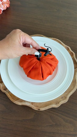 🎃 Pumpkin Napkin Fold | Easy Fall Table Idea 🍂 # #napkinfolding #napkinfold #diy #pumpkin