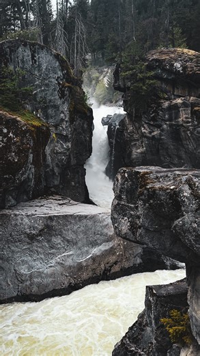 Prerna & Nathan | Outdoor Travel on Instagram: "Save this epic mountain getaway itinerary ⬇️ ‼️Follow @theadventuretwosome for more epic Canada travel tips‼️ ✨Here’s how we spend the best weekend✨ 🥾 Hike Rohr Lake and Mount Rohr (full day) and hard! Alternatively for a chiller day: just hike Rohr Lake or go to Joffre Lakes. 🍃 Visit Nairn falls! This is a short hike - it will likely take around an hour! ☕️ You must grab coffee at @mountcurriecoffee ! It’s absolutely delicious! 🐟 Head and chill