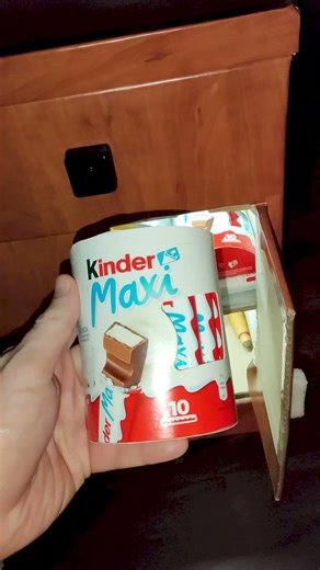 I called my Robot Comò… and it brought me chocolate 🤖🍫 #shorts