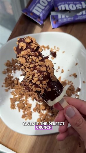 Looking for a brain boosting snack? We got you covered. 🧠✨ ••• These Brainy Banana Pops are absolutely to die for, and we hope you love them, too! ••• Here's what you need 👇 - 1 ripe banana - 1 MOSH Plant-Based Hazelnut Protein Bar - 1/3 cup dark chocolate chips - 1 tsp coconut oil (optional, for smoother melting) - 2 popsicle sticks ••• All details seen below- we hope you love them as much as we do! 🍫 ••• - Peel the banana and slice it in half. - Insert a popsicle stick into each half and pl