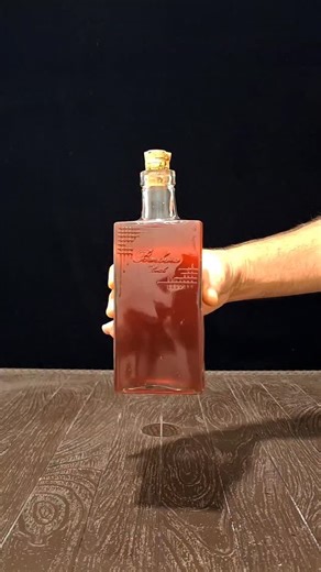 ‎آموزش مشروبات خانگی‎ on Instagram‎: "ناستویکا انگور سیاه یا قرمز 🍇 مواد لازم : انگور سیاه یا قرمز ۳۰۰ گرم 🍇 پوست ۱ عدد پرتقال ( بدون لایه سفید ) 🍊 ۱ عدد هل ( خرد شده ) 🤍 ۱ قاشق غذاخوری عسل 🍯 ۵۰۰ میل آب شنگولی ( وودکا ، عرق کشمش ، خرما ) 🍾 🔵 ابتدا انگورها رو بشوئید و در ظرف شیشه ای بریزید و له کنید 🔴 پوست پرتقال و هل و عسل را اضافه کنید و درب طرف شیشه ای را ببندید و به مدت ۱۰ روز در جای تاریک و در دمای اتاق بگذارید و هر دو روز یکبار ظرف را تکان دهید 🔵 بعد از ۱۰ روز از صافی رد کنید و در 