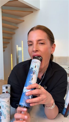 Monelle Godaert on Instagram: "PREM’S ! 😂 À goûter en France : les fameux sushis en tube qui cartonnent à New York. Là-bas, des heures de file d’attente, et le droit d’en acheter qu’un seul ! tellement tout le monde se les arrache. Ça faisait des semaines que je voyais passer les vidéos, j’étais à deux doigts de traverser l’Atlantique juste pour ça 😂 Le concept est hyper malin, et je comprends totalement le succès : enfin des sushis qu’on peut emmener partout, sans s’en mettre partout. Je pari