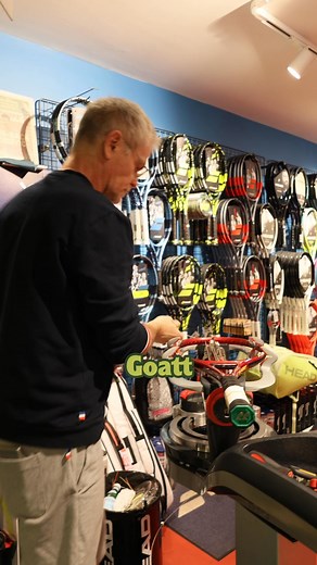 Cordages souples vs cordages rigides, quelles différences ? En effet, il existe différents types de cordages pour tes raquettes de tennis. Dans cette vidéo Yohann t'explique les différences majeures. Avec un cordage rigide, tes cordes vont moins s'étirer quand la balle viendra les taper. Ce qui va amener des trajectoires de balles plus courtes donc idéal pour les joueurs qui aiment frapper fort ! En revanche, un cordage souple sera beaucoup plus puissant puisque les cordes vont s'allonger bien p