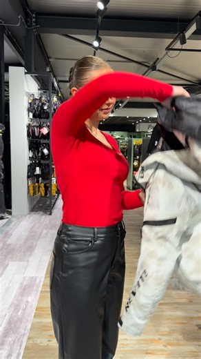 De Rev’It Flare 3 H2O Ladies biedt een perfecte mix van stijl, comfort en bescherming. Deze waterdichte damesjas is verkrijgbaar in twee kleuren! #revit #ladies #jacket | Goedhart Motoren