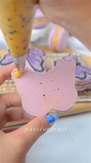 ✨ Butterflies filled with passion fruit ganache ✨ I made these last year for Mother’s Day and made them again for my mom because she loves butterflies, her favorite color is purple (very fitting that she has me as a daughter lol), and loves passion fruit 💜 Below is the passion fruit ganache recipe. This is one of my favorite fillings 🥰 ✿ 🅁🄴🄲🄸🄿🄴 ✿ ♡ 400 gr white chocolate ♡ 200 gr passion fruit pulp ♡ 20 gr inverted sugar *optional 1️⃣ Put white chocolate in a bowl; set aside 2️⃣ Heat up 