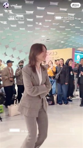 this angle of orm jumping and screaming when she saw ling was coming i can’t 😭😭🤧😖#lingorm