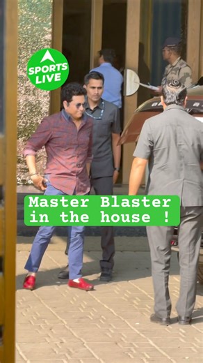 The Master Blaster dazzled with his looks! #sachintendulkar