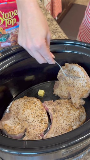 https://www.dinnerin321.com/slow-cooker-pork-chops-with-apples/ #fall #pork #chops #porkchops #dinner #easyrecipes #slowcookerrecipes #crockpotrecipes #apples #stuffing | Dinner in 321